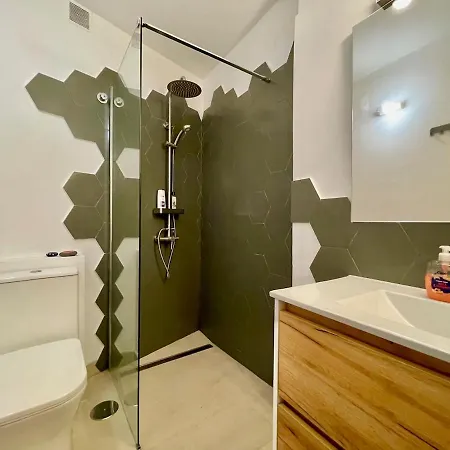 Apartmán Homely With Natural Pools & Sweeping Views *